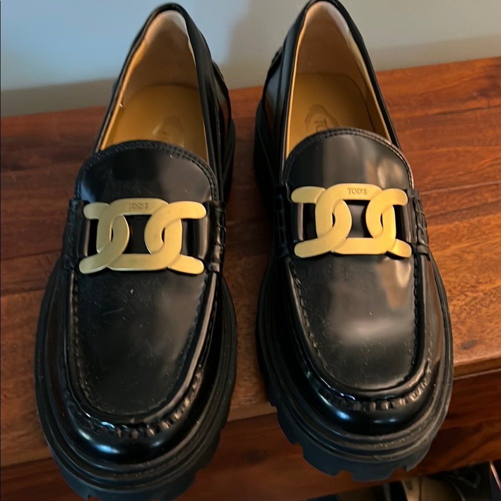 Tod's Black Leather Loafers with Gold Chain
